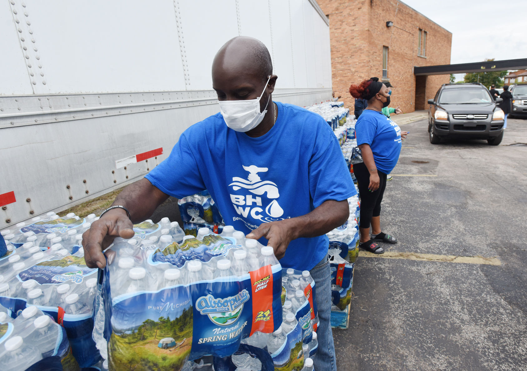 211016-HP-bh-water-volunteers2-photo.jpg